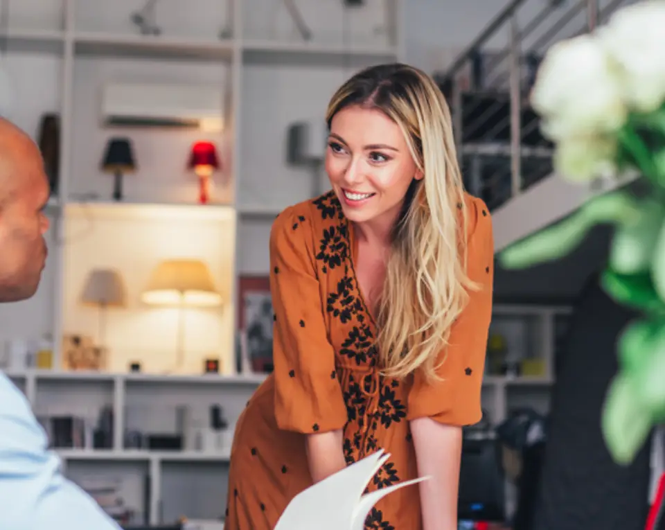 Profesional de negocios utilizando herramientas automatizadas de LinkedIn