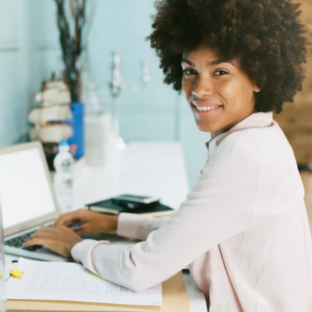 Profesional sonriente viendo un panel de automatización de LinkedIn con métricas positivas.