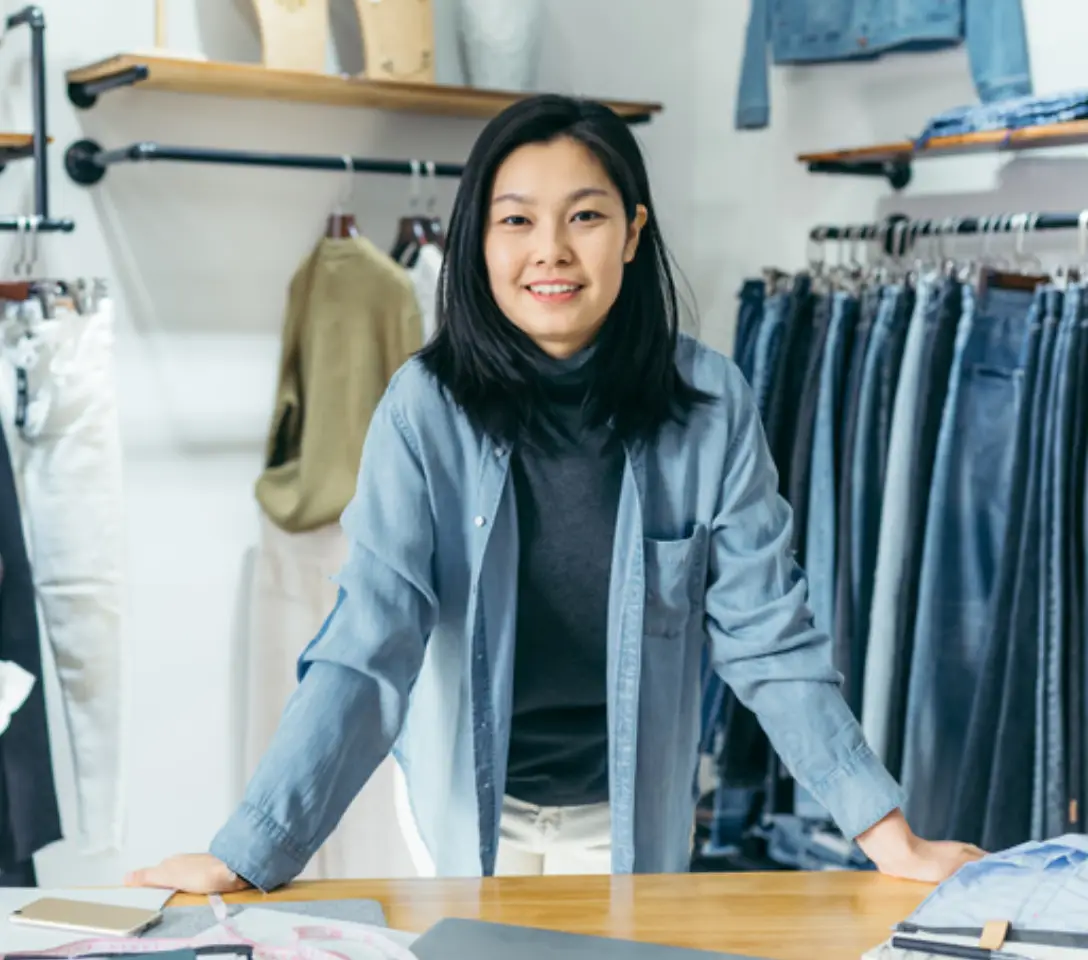 Profesional analizando métricas SEO y tráfico web